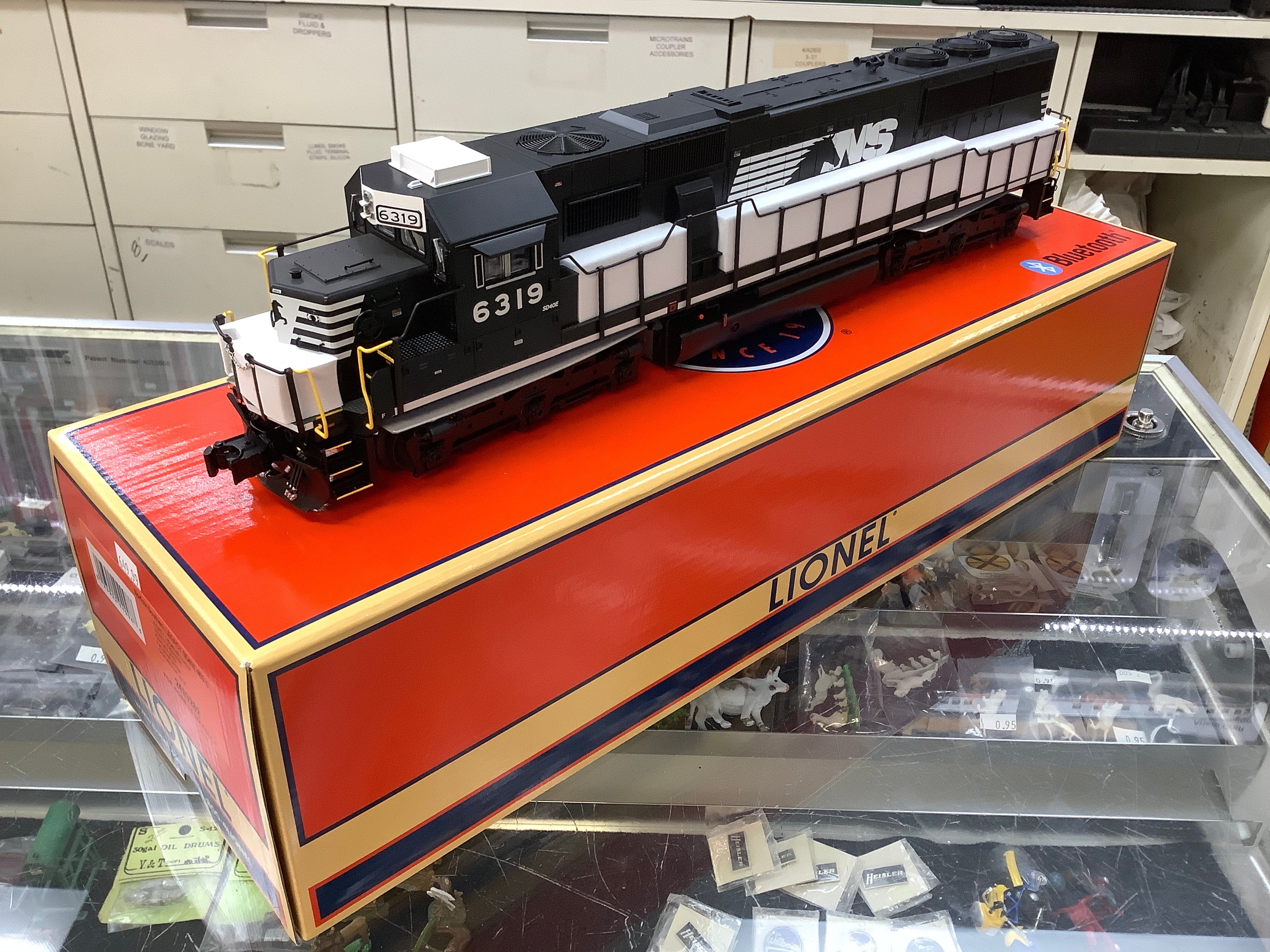 Lionel Legacy 2433282 Norfolk Southern SD40E #6319 | Model Train Crossing